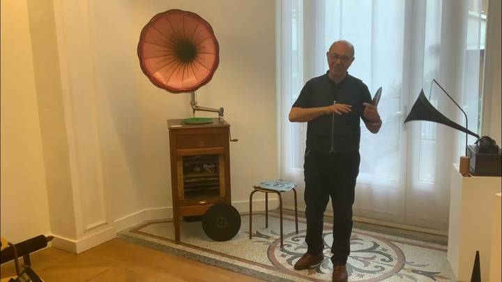 Extrait séance d'écoute avec Jalal Aro du PHONO Museum, exposition Des oscillations, Montreuil, 2023