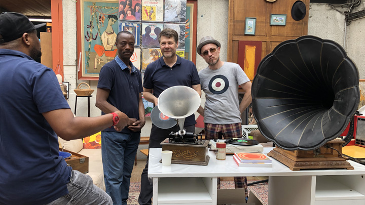 Photographie d'une séance d'écoute à l'association Neptune à Montreuil, exposition Des oscillations